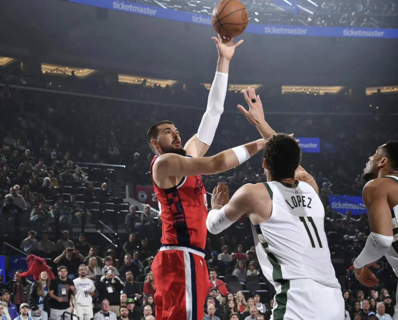 包含雄鹿前途光明！，哈登新星比赛局势复杂表现突出赛场气氛高涨的词条-九游游戏